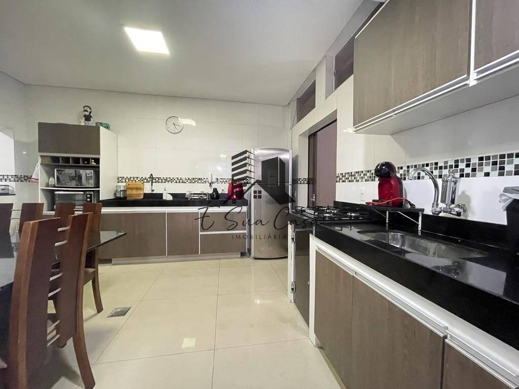 Casa à venda com 3 quartos, 250m² - Foto 15