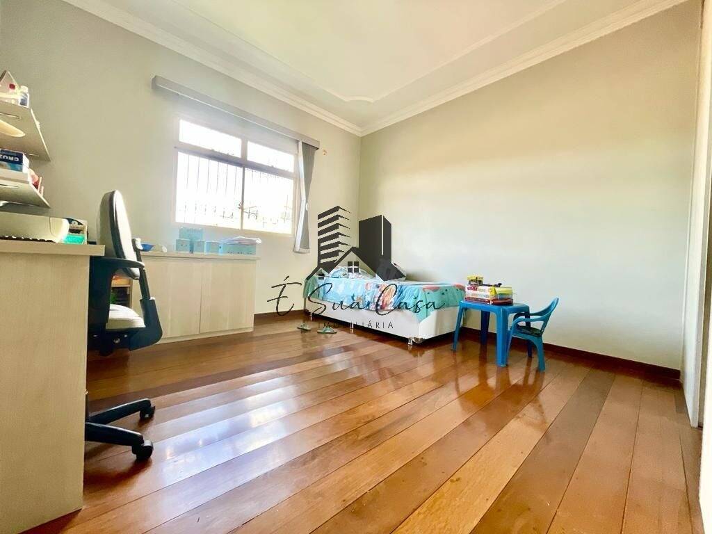 Casa à venda com 4 quartos, 250m² - Foto 10