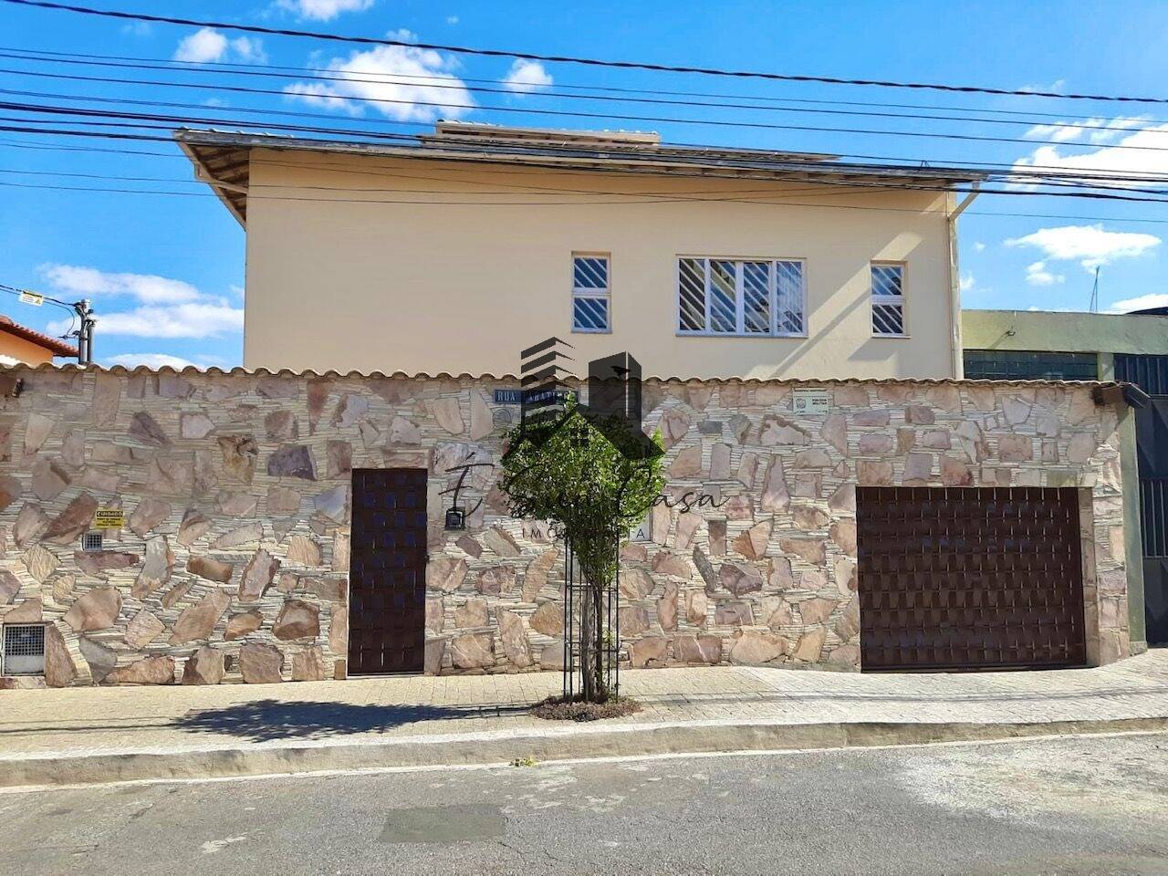 Casa à venda com 5 quartos, 360m² - Foto 1