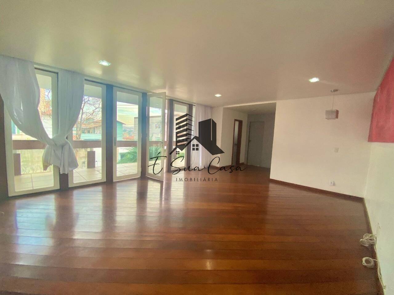 Casa à venda com 5 quartos, 360m² - Foto 1