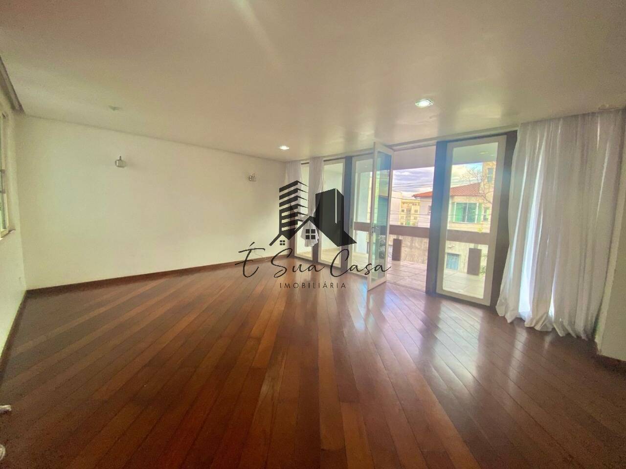 Casa à venda com 5 quartos, 360m² - Foto 2