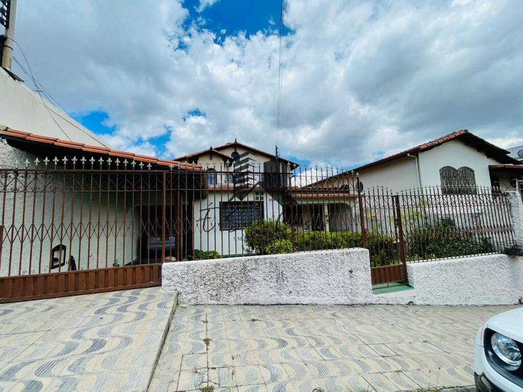 Casa à venda com 4 quartos, 331m² - Foto 3