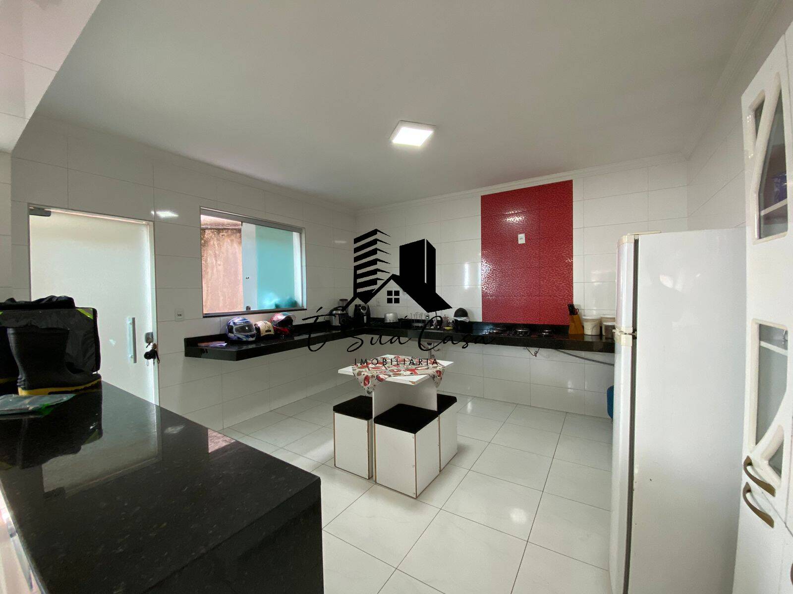 Casa à venda com 5 quartos, 180m² - Foto 1