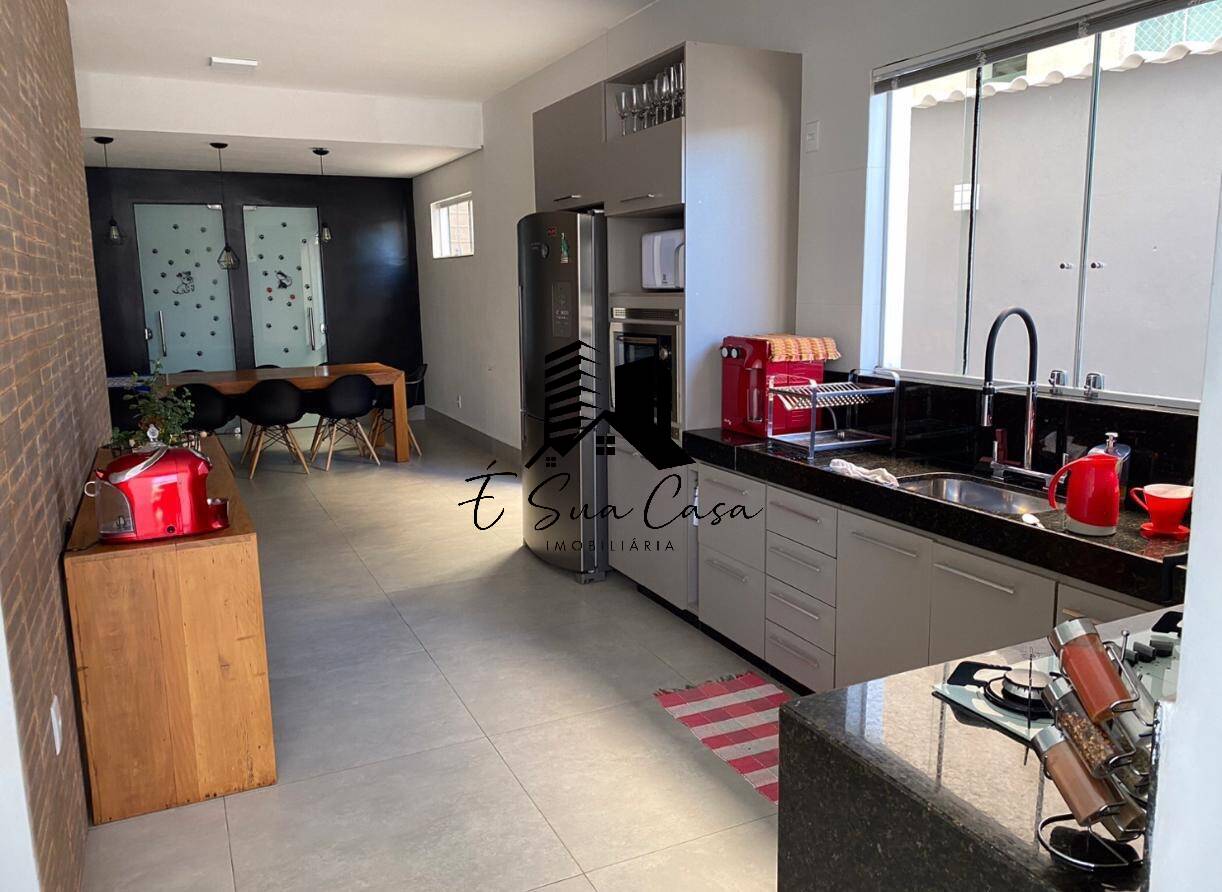 Casa à venda com 3 quartos, 290m² - Foto 3