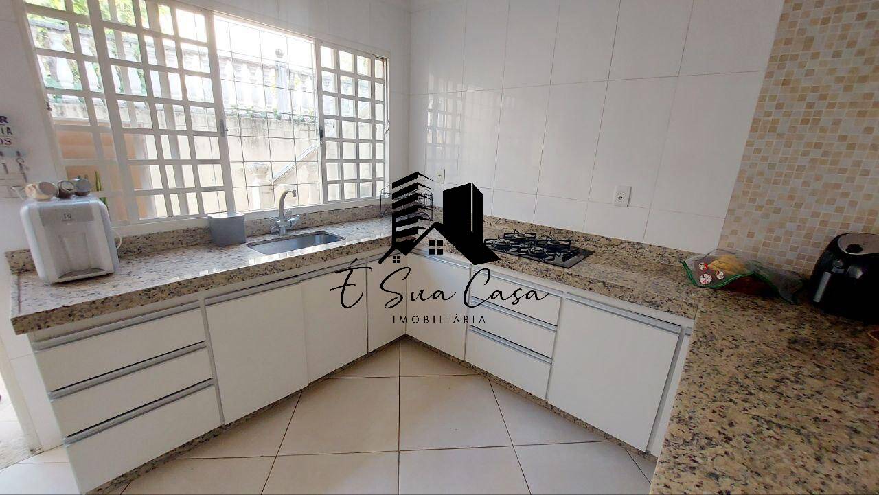 Casa à venda com 3 quartos, 360m² - Foto 1