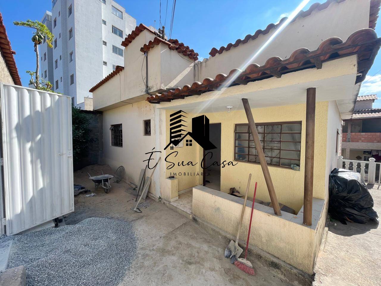 Casa à venda com 2 quartos, 180m² - Foto 1