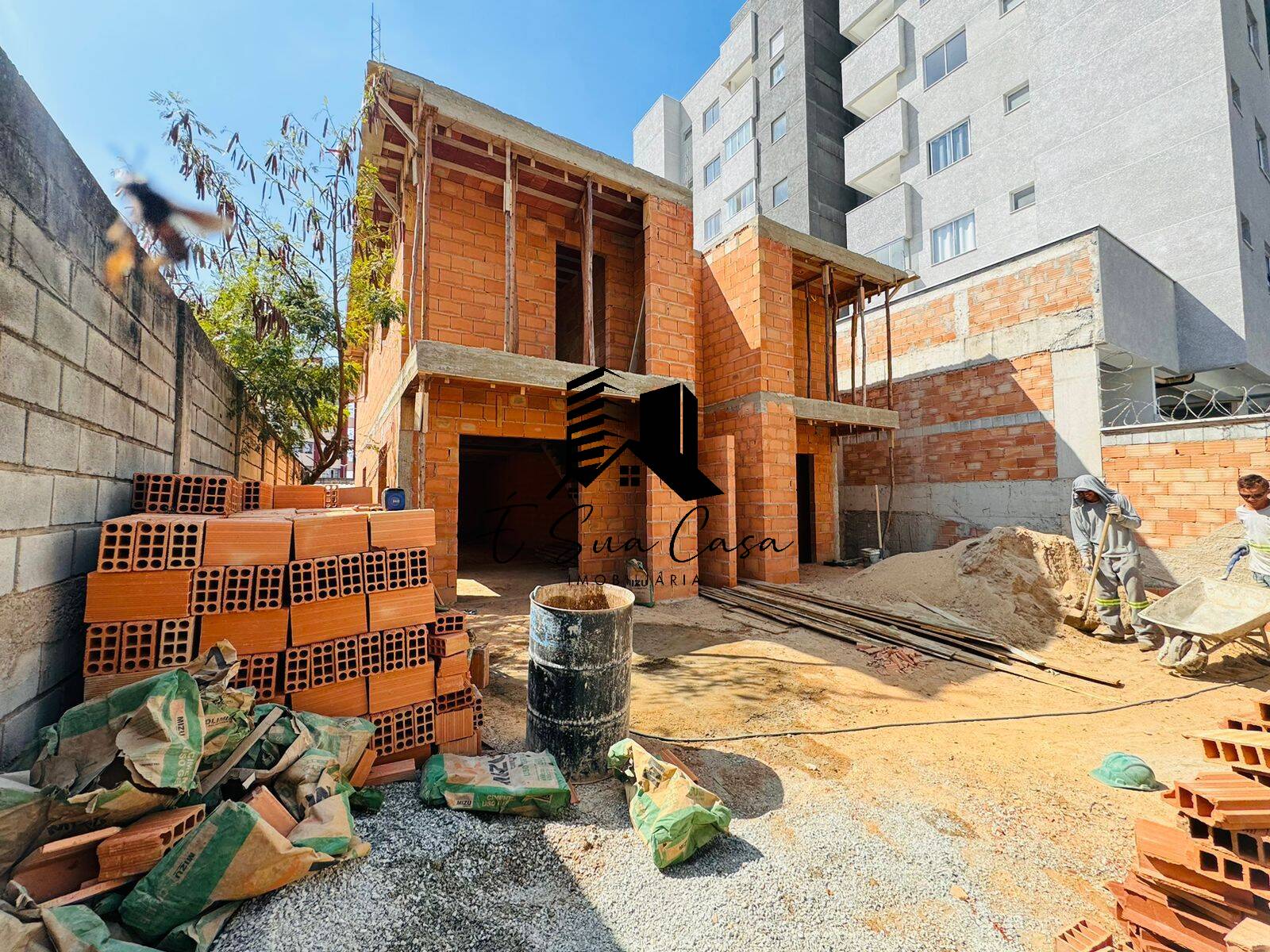 Casa à venda com 3 quartos, 180m² - Foto 1