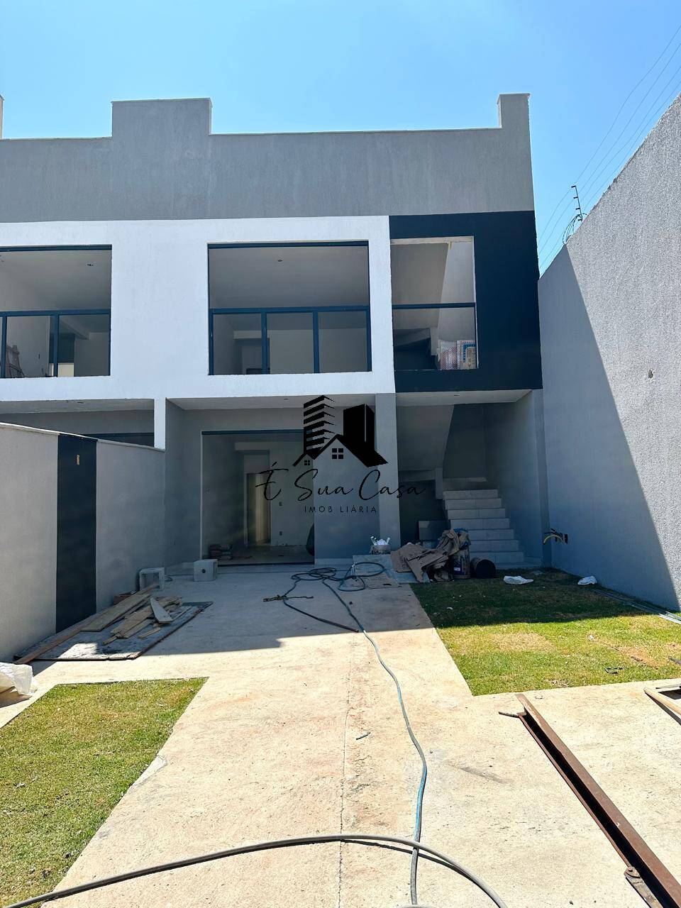 Casa à venda com 3 quartos, 142m² - Foto 1