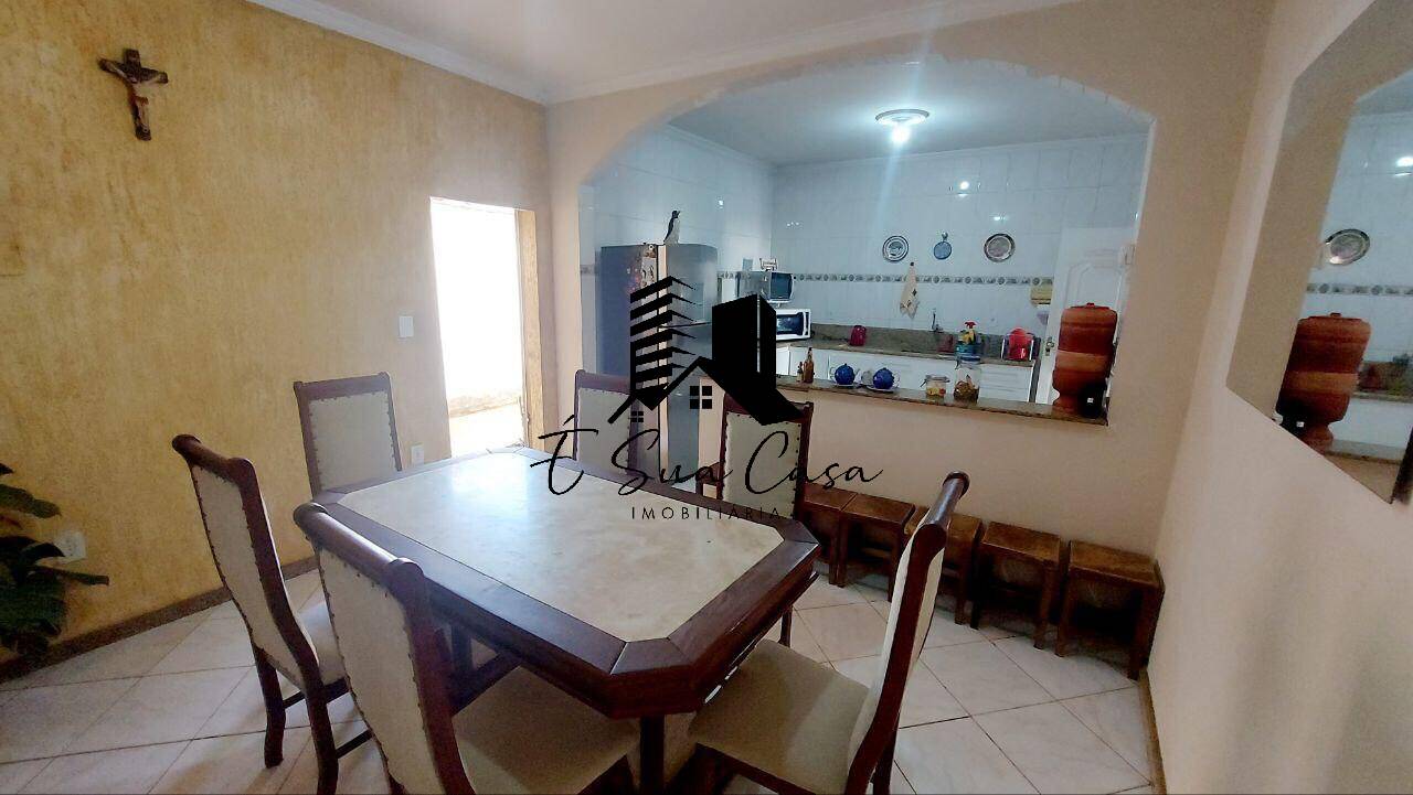 Casa à venda com 3 quartos, 210m² - Foto 4