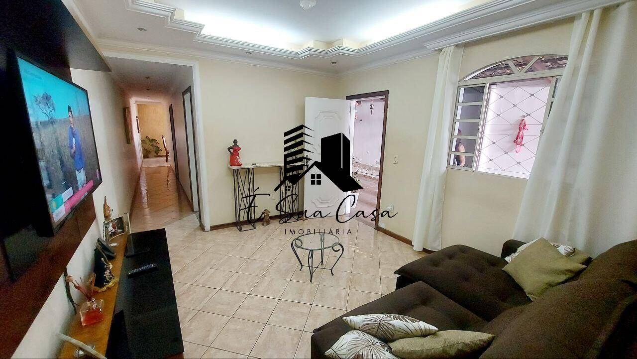 Casa à venda com 3 quartos, 210m² - Foto 2