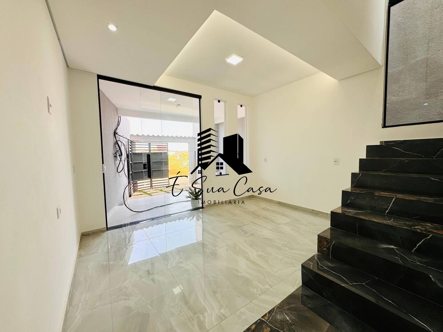 Casa à venda com 3 quartos, 96m² - Foto 2