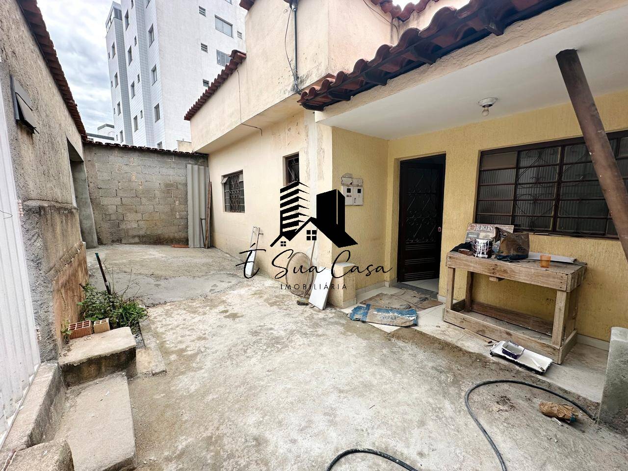 Casa à venda com 2 quartos, 180m² - Foto 1