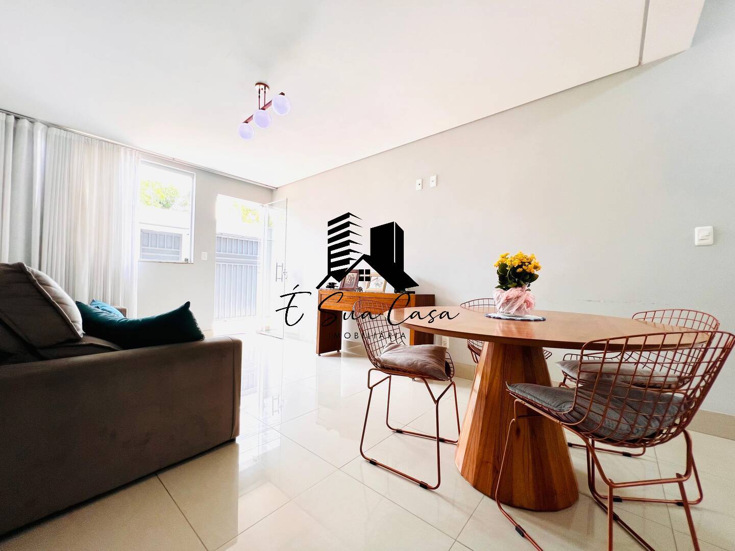 Casa à venda com 3 quartos, 206m² - Foto 1